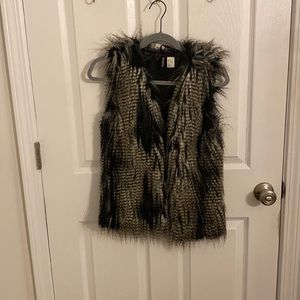 H&M furry vest size US XS or size 2